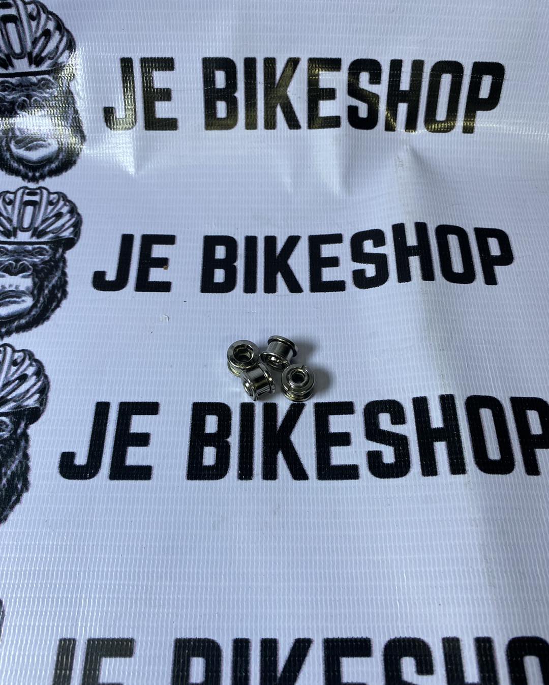 Single-piece chainring bolts for 2x & 1x bike cranksets