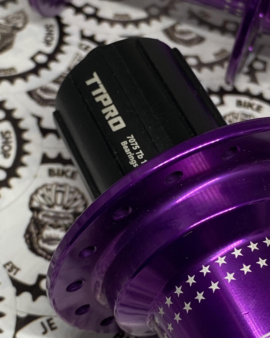 TTPRO 9 rear and front hubs, 32H, 6 pawls, 6-bolt QR, skewers included.