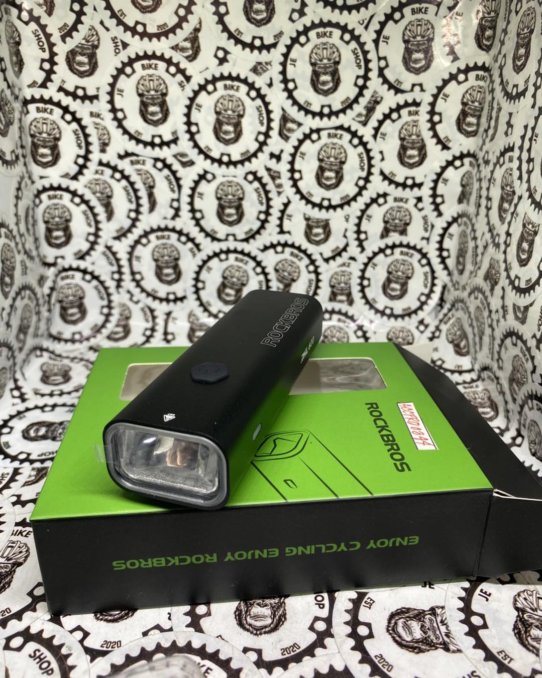 High-brightness RockBros 600-lumen front light for night cycling, waterproof and anti-glare.