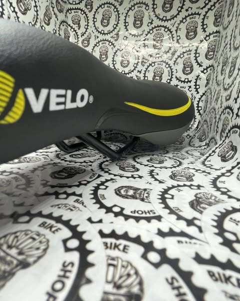 Velo VL 3147 comfort bike seat, black and extra wide.