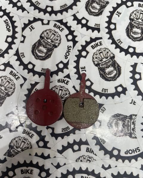 Mechanical B circle-type brake pads for disc brakes.