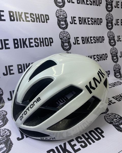 Aerodynamic KASK Protone helmet, medium size.