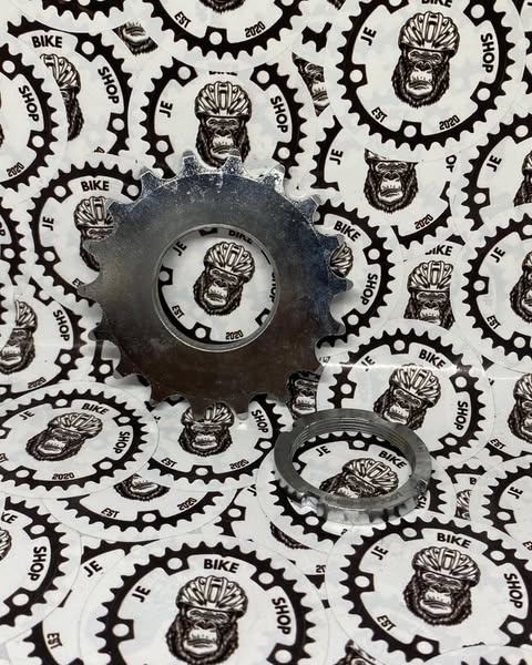 18-tooth single speed cog with lockring for fixie setups.
