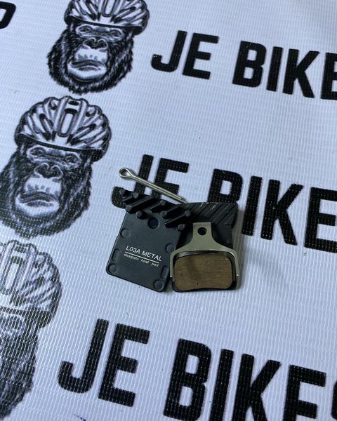 Durable JE Bike L03A metal brake pad with cooling fins.
