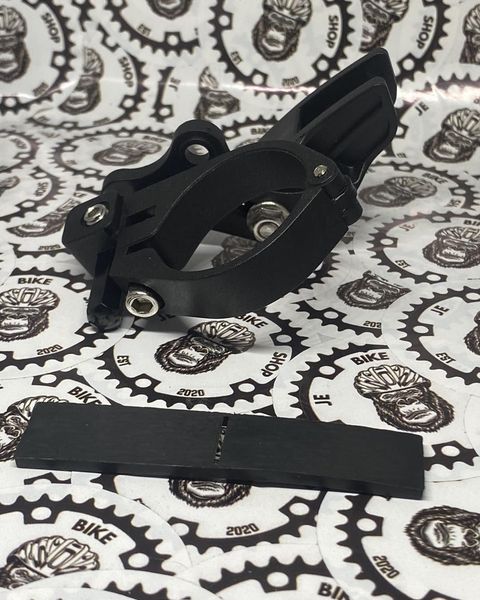 Adjustable clamp-on chain guide for MTB and road bike frames