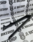 Glossy 700C full carbon fork for road and MTB bikes.