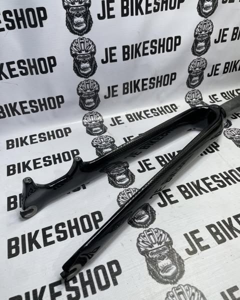 Glossy 700C full carbon fork for road and MTB bikes.