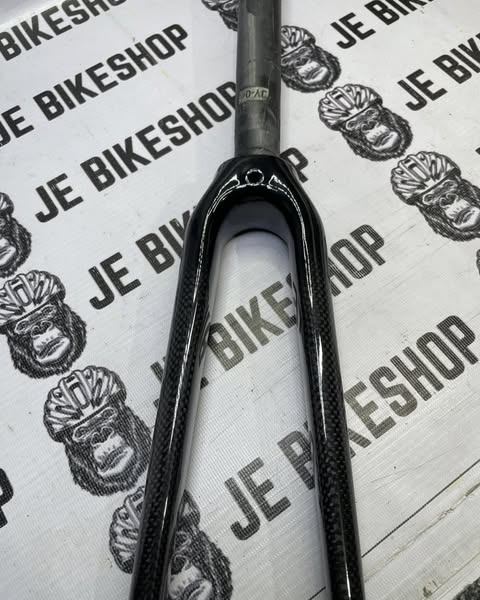 Glossy finish 700C carbon rim, non-tapered for road cycling.