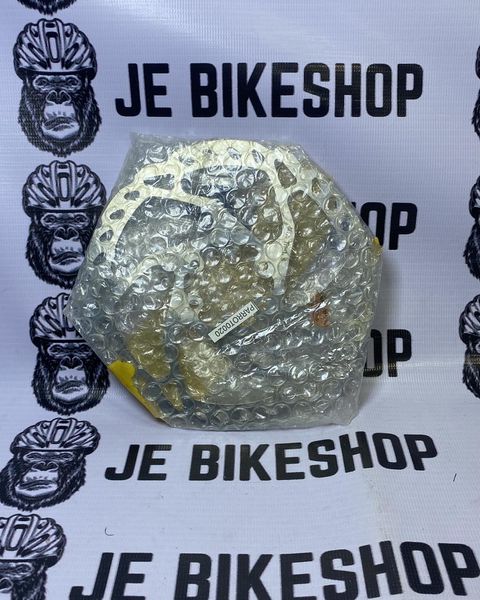 Shimano 160mm SM-RT66-S Ice Technologies rotor for braking performance.