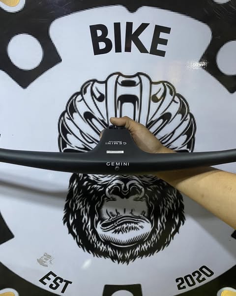 Gemini carbon handlebar 80x720mm super lightweight for road and MTB bikes.