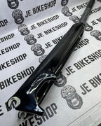 High-performance full carbon 700C fork for disc brakes.