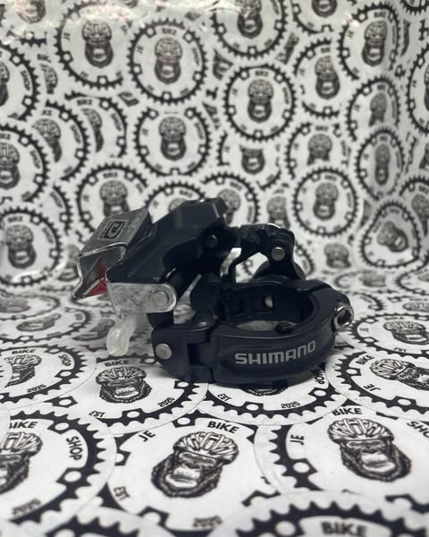 Durable Shimano SLX FD-M670-A 3-speed top swing derailleur.