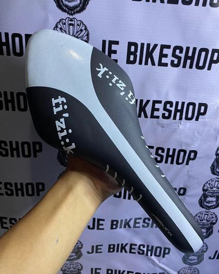 FIZIK ARIONE SADDLE WHITE BLACK