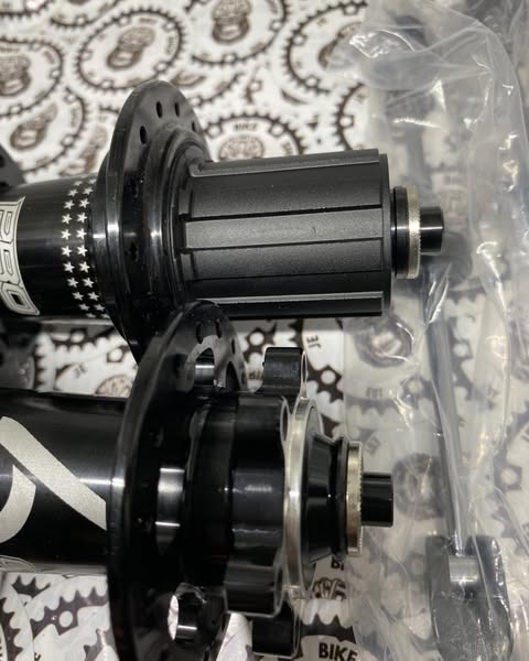 High-performance TTPRO 9 hub, 32H, 6 pawls, 3T, 6-bolt, QR, skewers included.