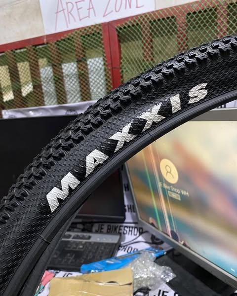 Maxxis Pace 27.5 x 2.10 fast rolling mountain bike tire, yellow & white logo