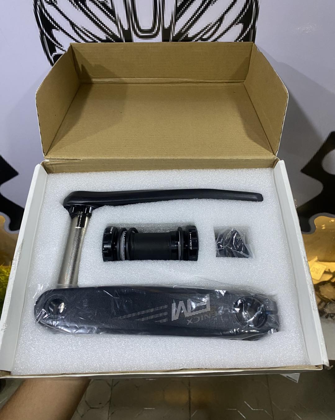 Senicx Hallowtech crankset with bottom bracket and Goldix chainring