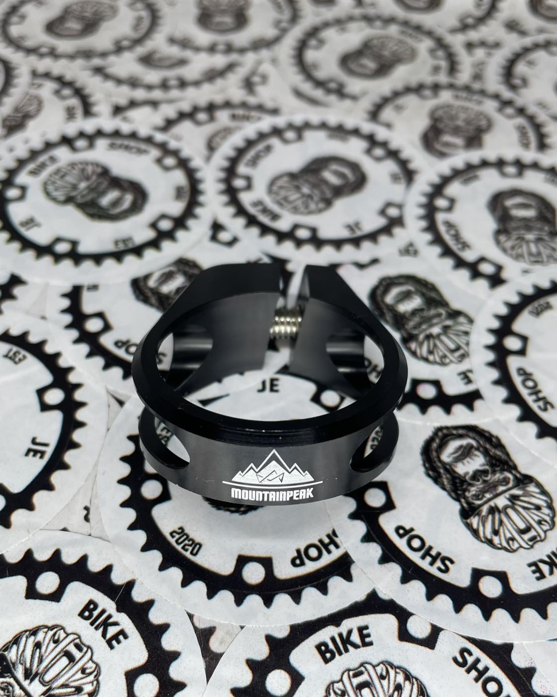 Mountainpeak bolt type seat clamp for MTB and road bikes.