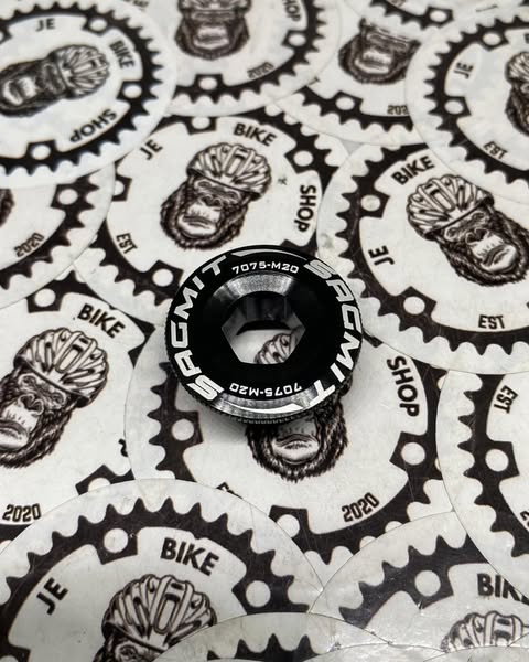 Lightweight aluminum crank bolt cover for MTB and road bikes