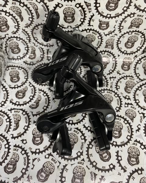 Shimano 105 R7000 dual pivot caliper brakes, sold as pair.