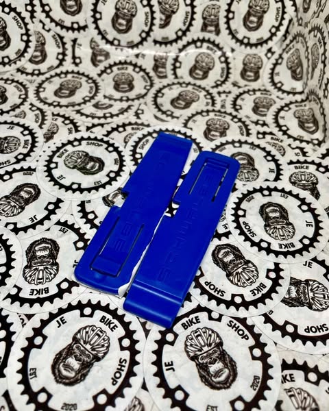 Single Schwalbe bike tire lever, durable and lightweight.