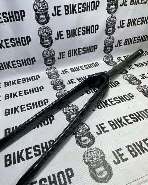 Full carbon 700C rim brake wheel rim, non-tapered, high-performance.