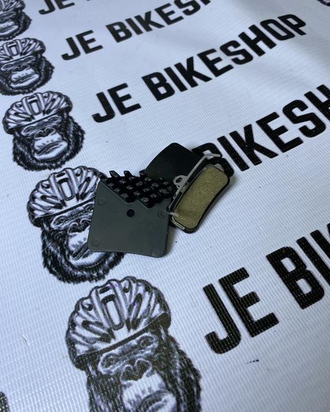 Big brake pad with heat-dissipating cooling fin for MTB