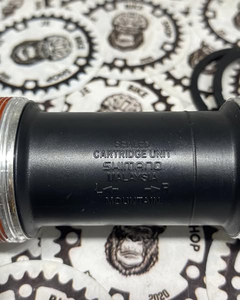 Hollowtech SM-BB52 bottom bracket for MTB and road cranksets.